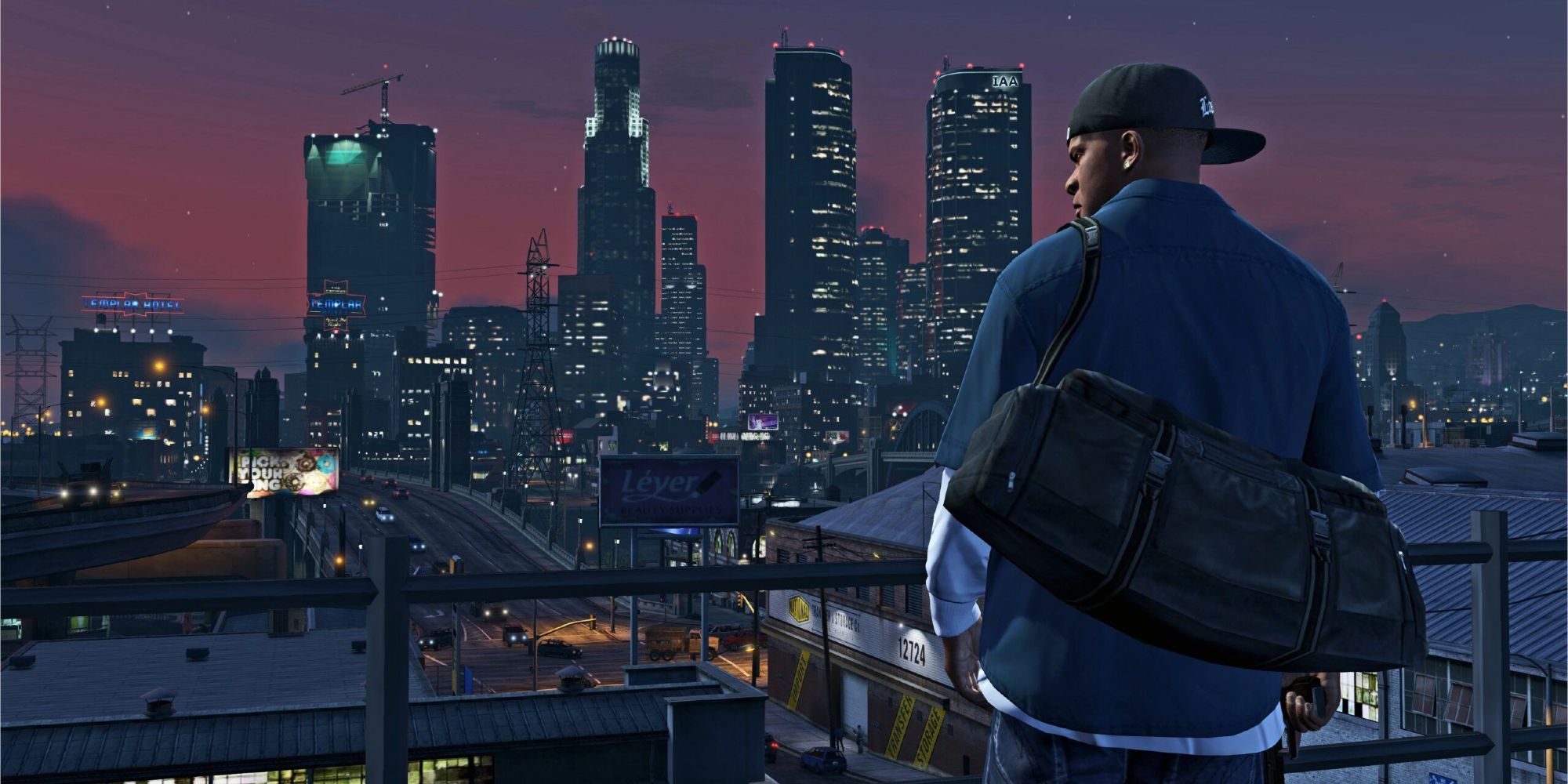 فرانکلین از Grand Theft Auto 5 به افق لس سانتوس نگاه می کند
