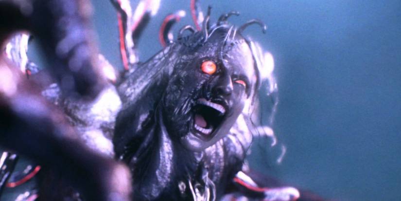 Resident Evil Revelations 2 screenshot of Alex Wesker in her monster form.