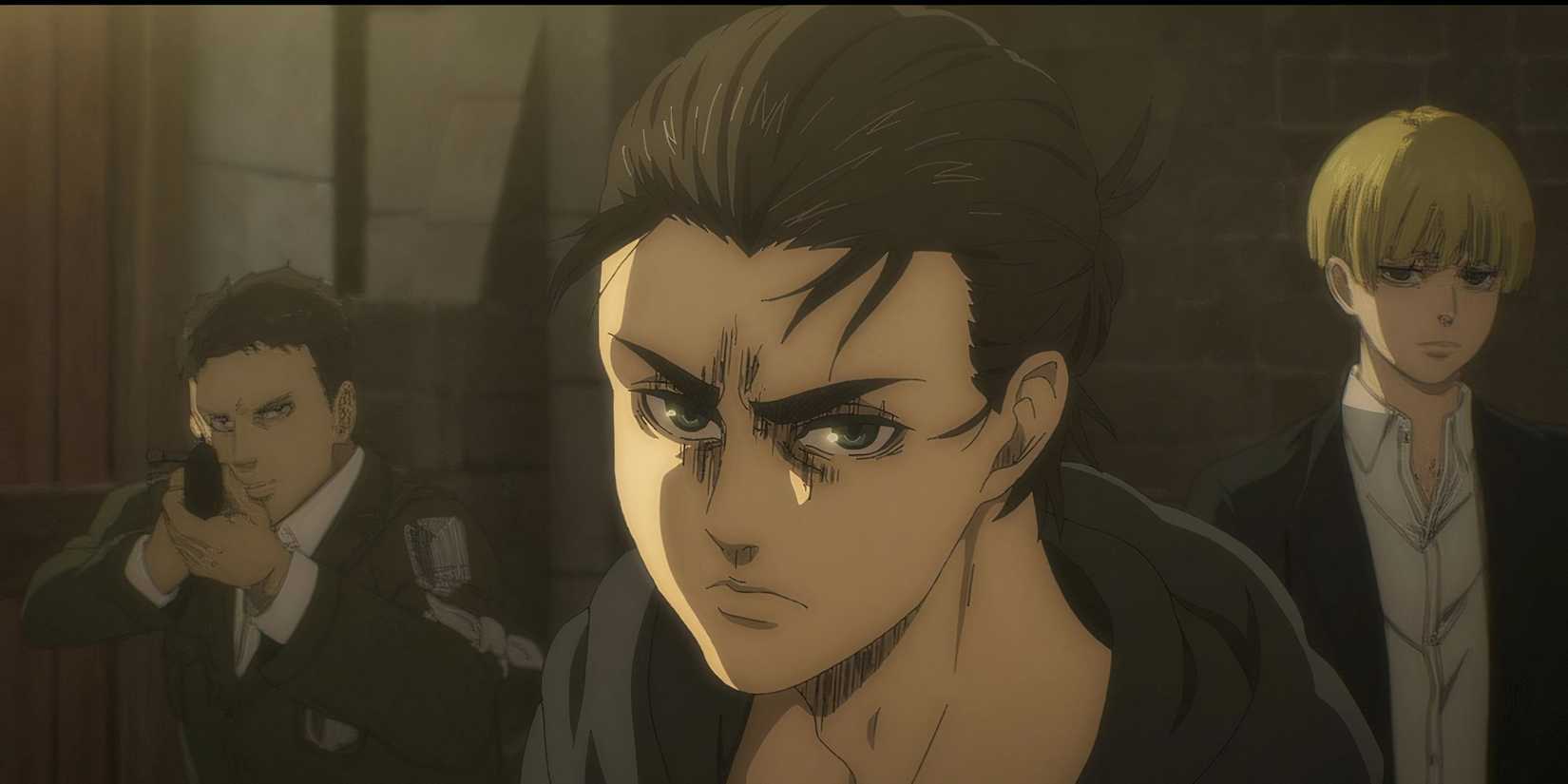 ارن یگر در کنار دو مرد. 