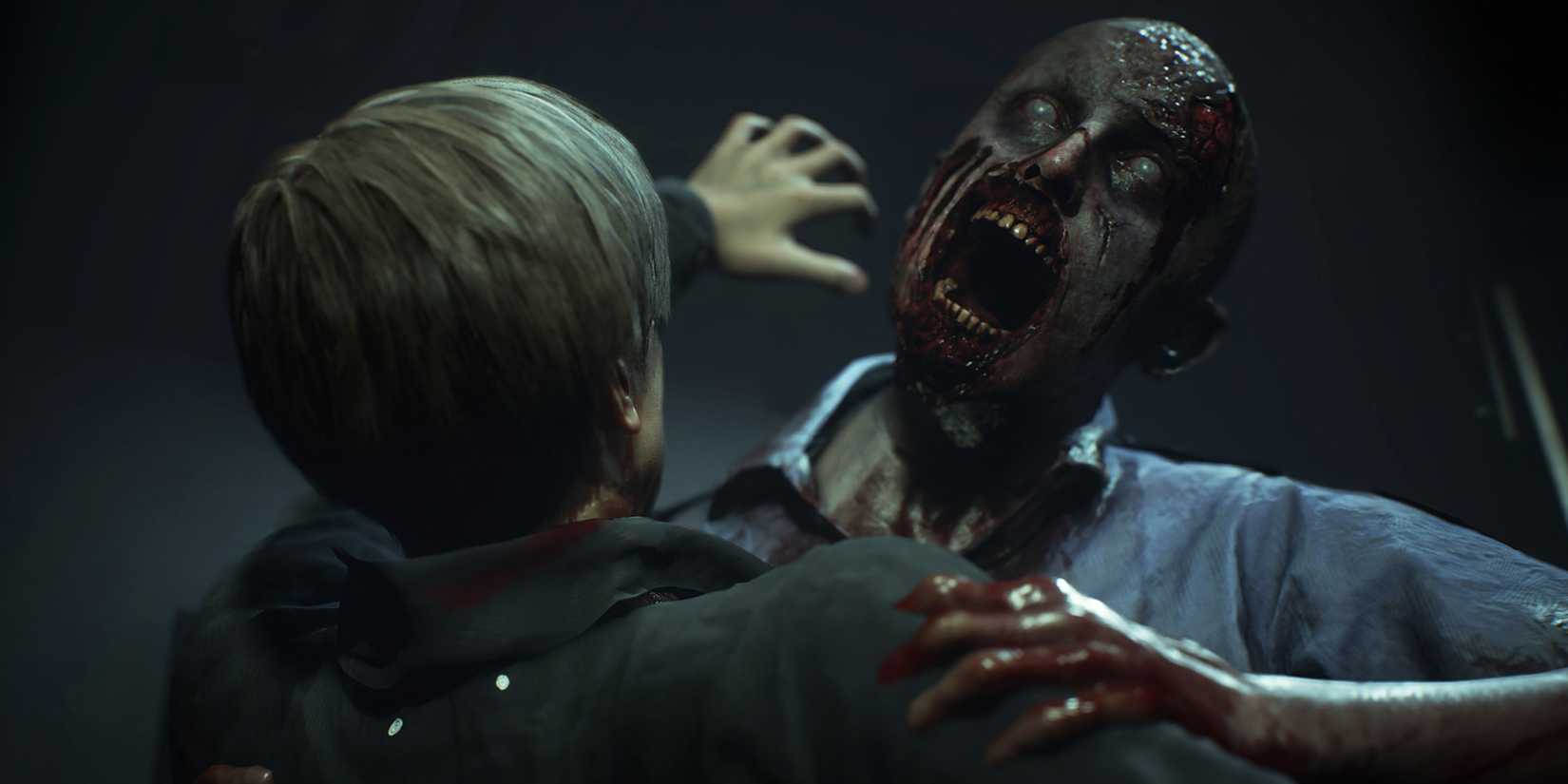 Leon Kennedy is grabbed by a zombie of the Resident Evil 2 remake.