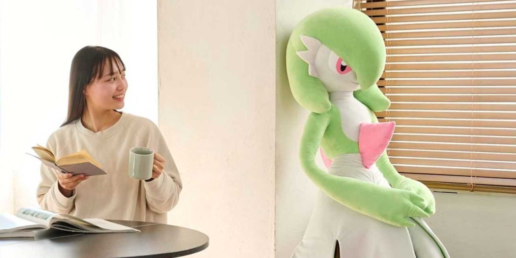 Some people look lovingly in their life size Gardevoir About the morning coffee.