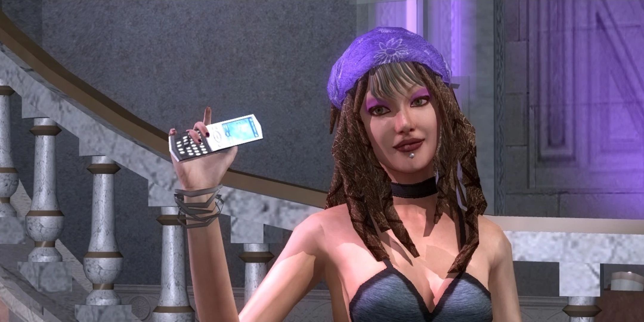 Shaundi segura um celular em Saints Row 2.