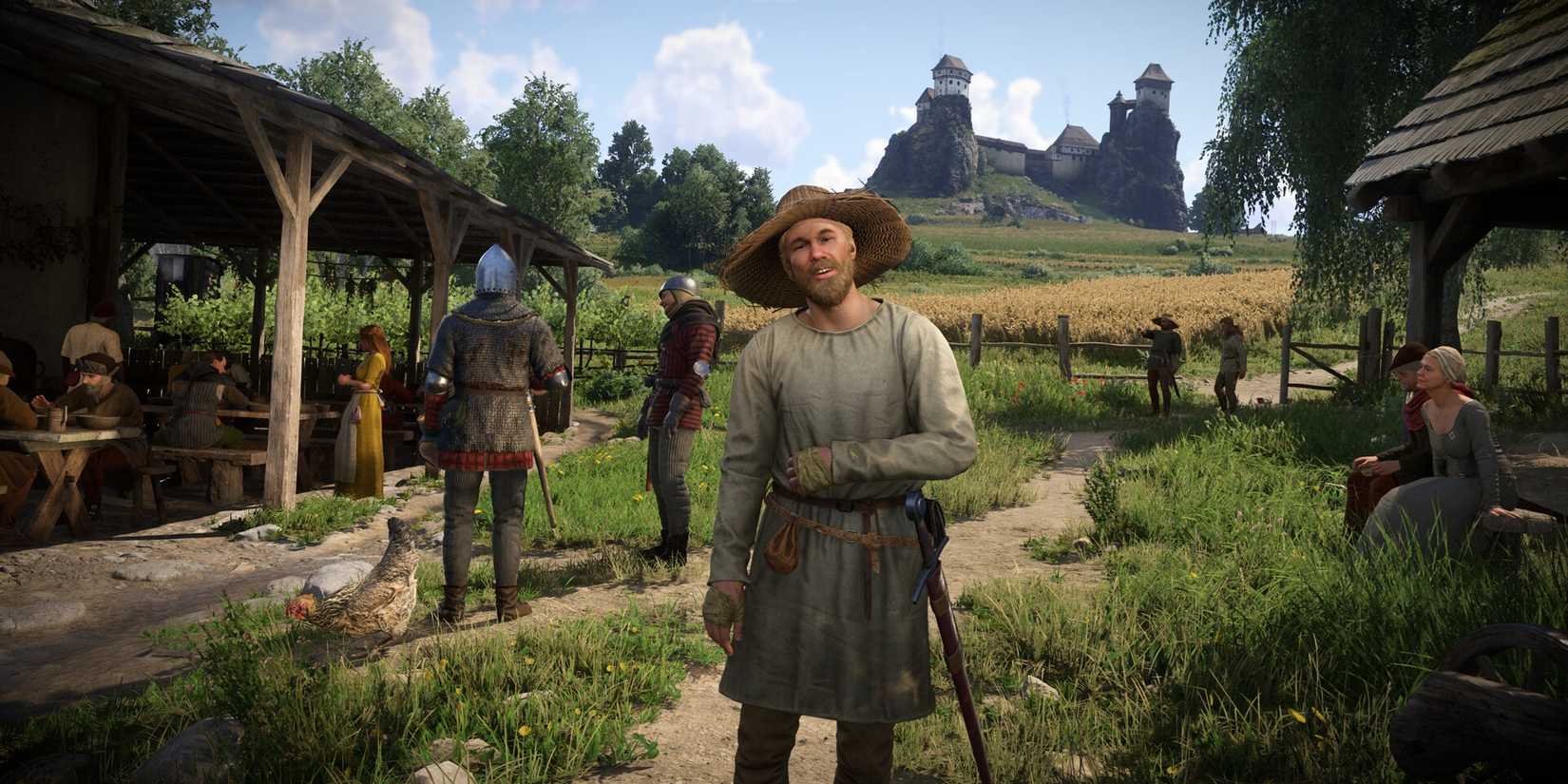 Kingdom Come: Deliverance 2 - یک شهر کوچک در خارج از یک قلعه پر از روستاییان و سربازان.