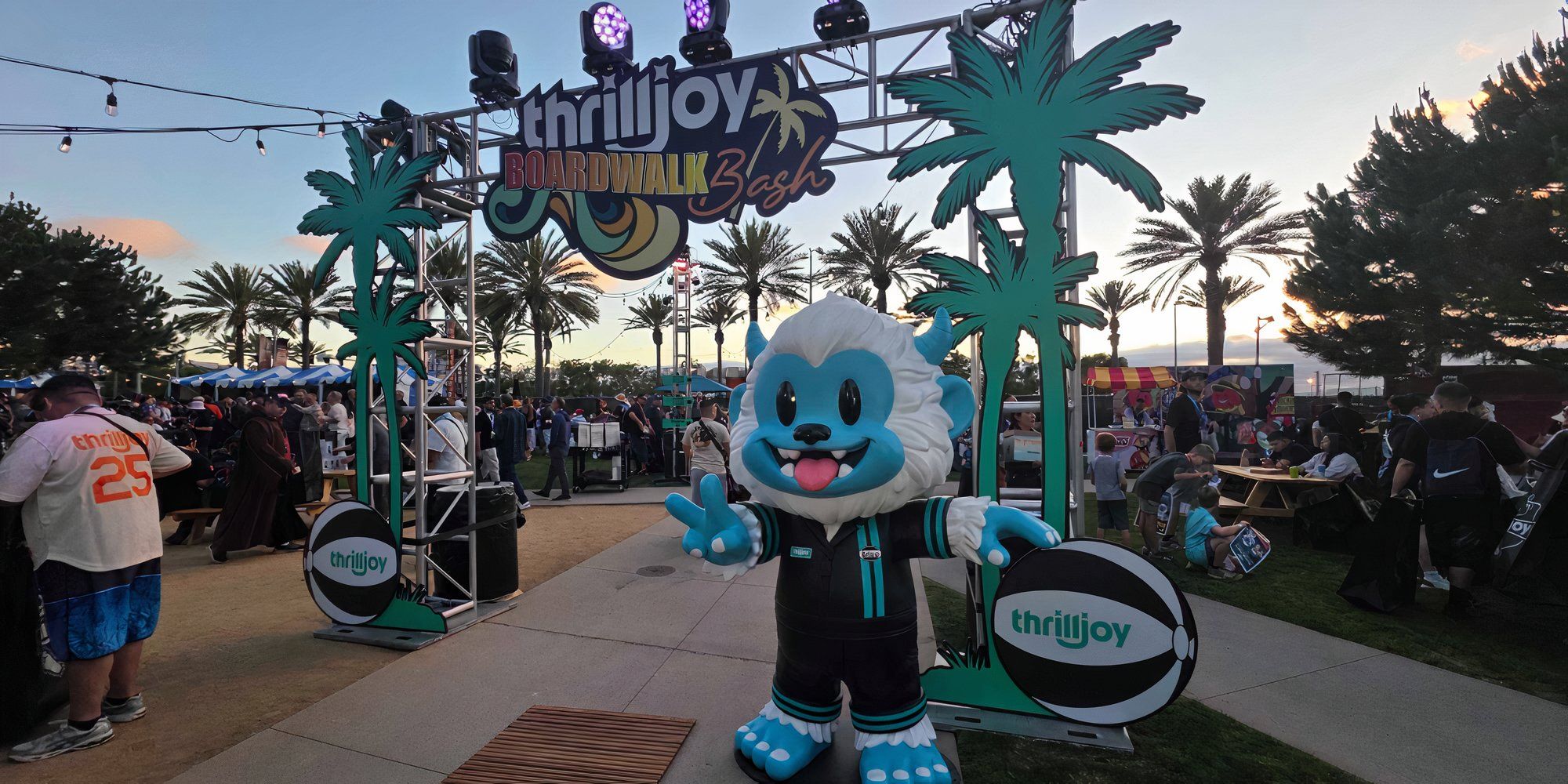 GEOFFREY BOUILLOT - Mickey　ジョフレ　ブヨ PIX! Bloo x Stan Sakai – Thrilljoy