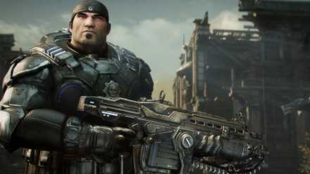 Marcus Fenix holds a spear assault rifle and looks into the camera in Gears of War: Reloaded.