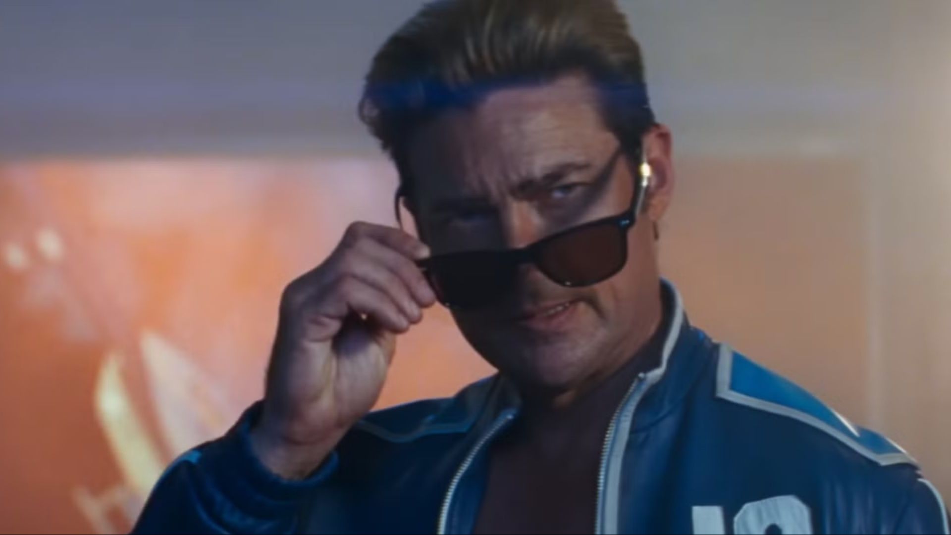 Karl Urban as Johnny Cage pulling down his sunglasses in Mortal Kombat 2.