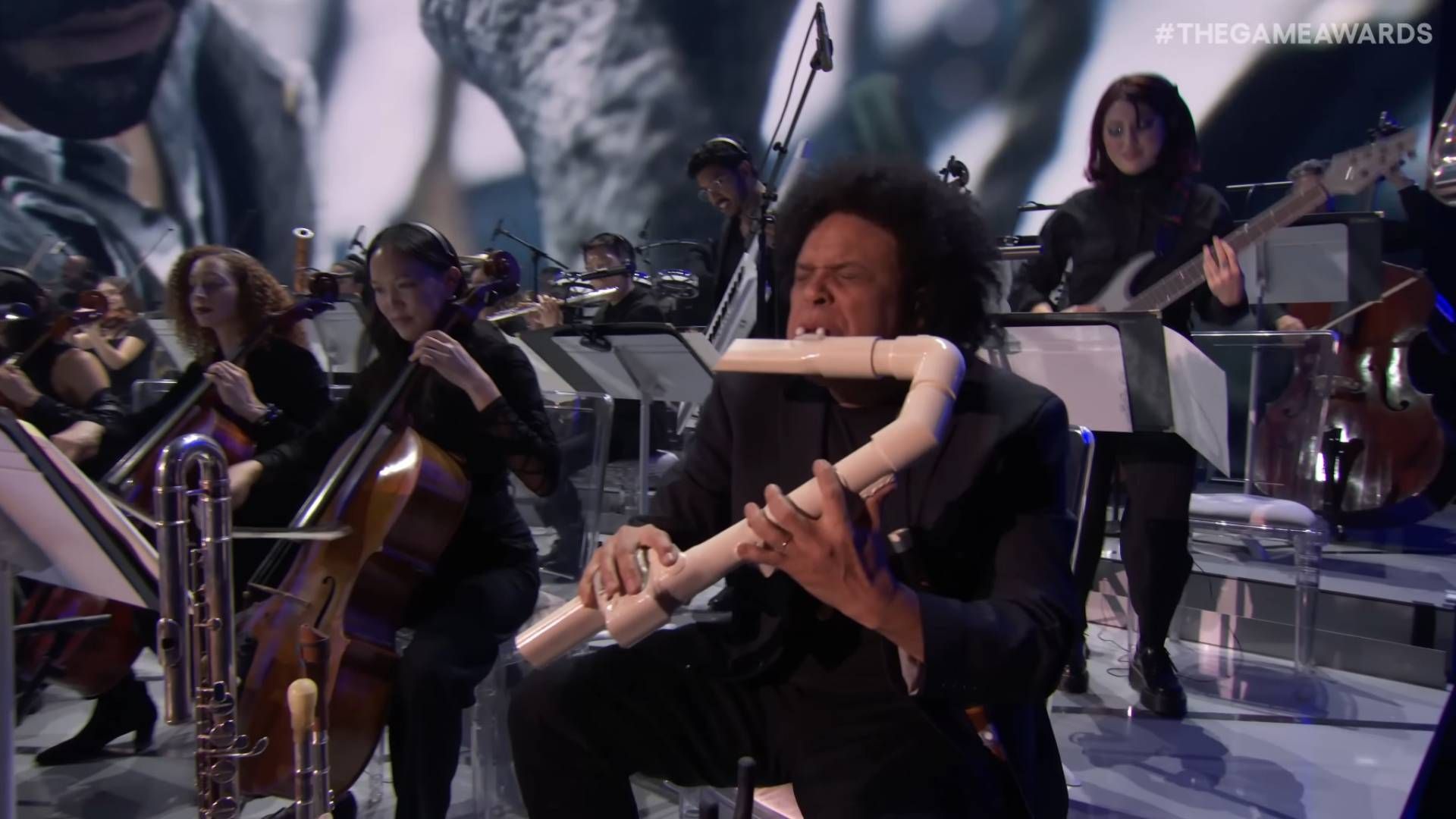 O flautista viral do TGA mostra todos os instrumentos que tocou