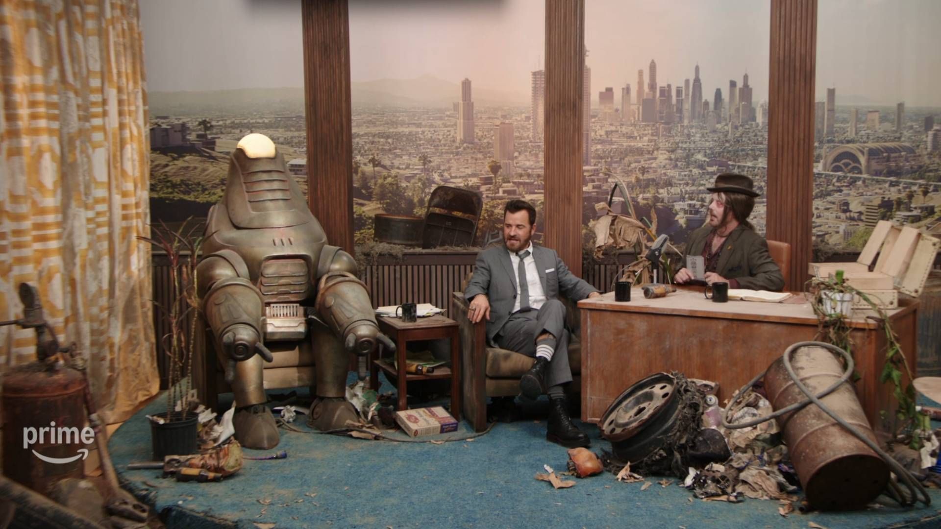 An automaton, Justin Theroux, and the Snake Oil Salesman on Fallout's The Fake Talkshow.