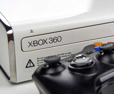 Xbox 360 controller in front of an Xbox 360.