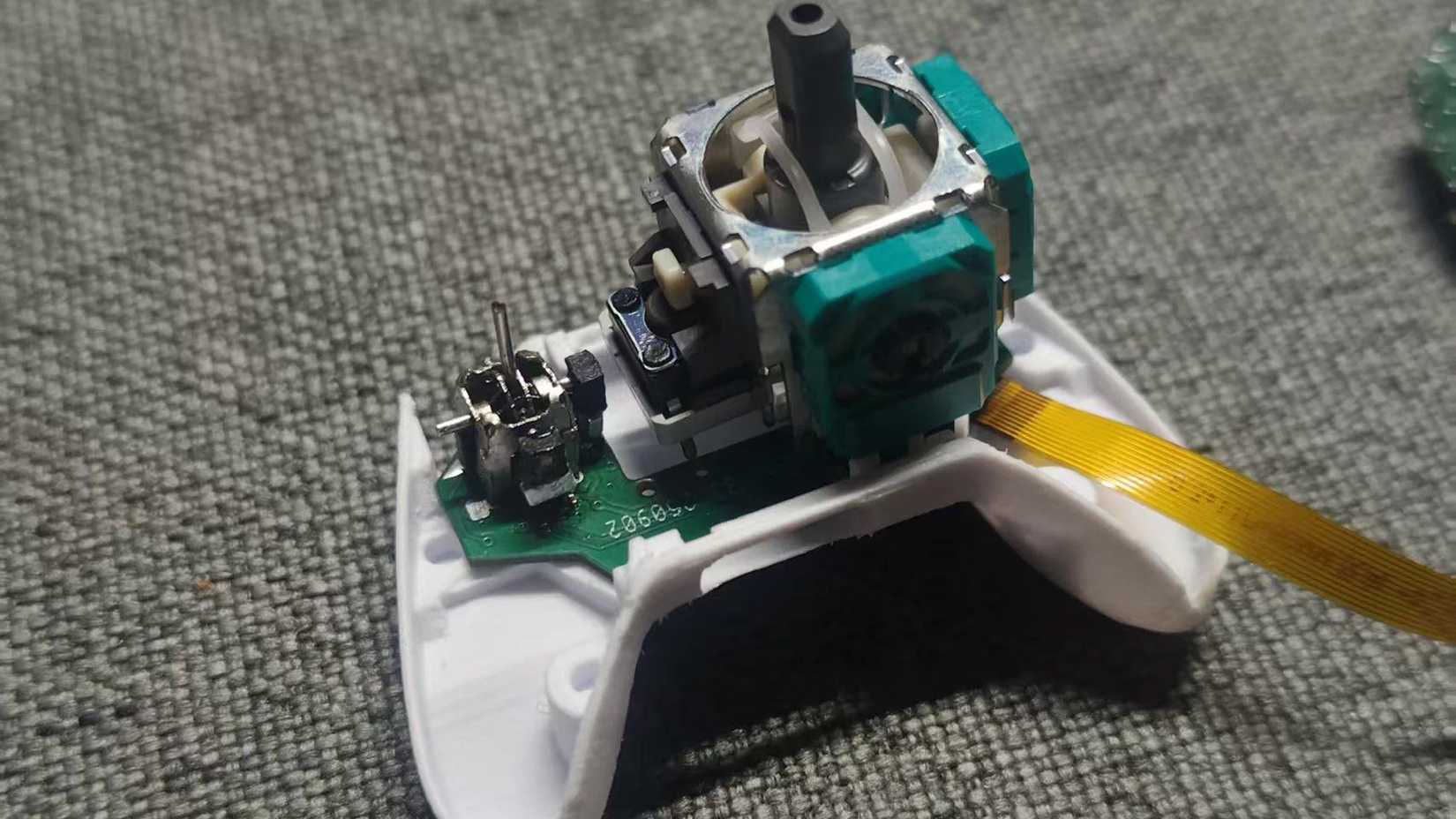Tiny Tech Controller Steam Deck Player Makes Tiny Functioning Xbox Controller