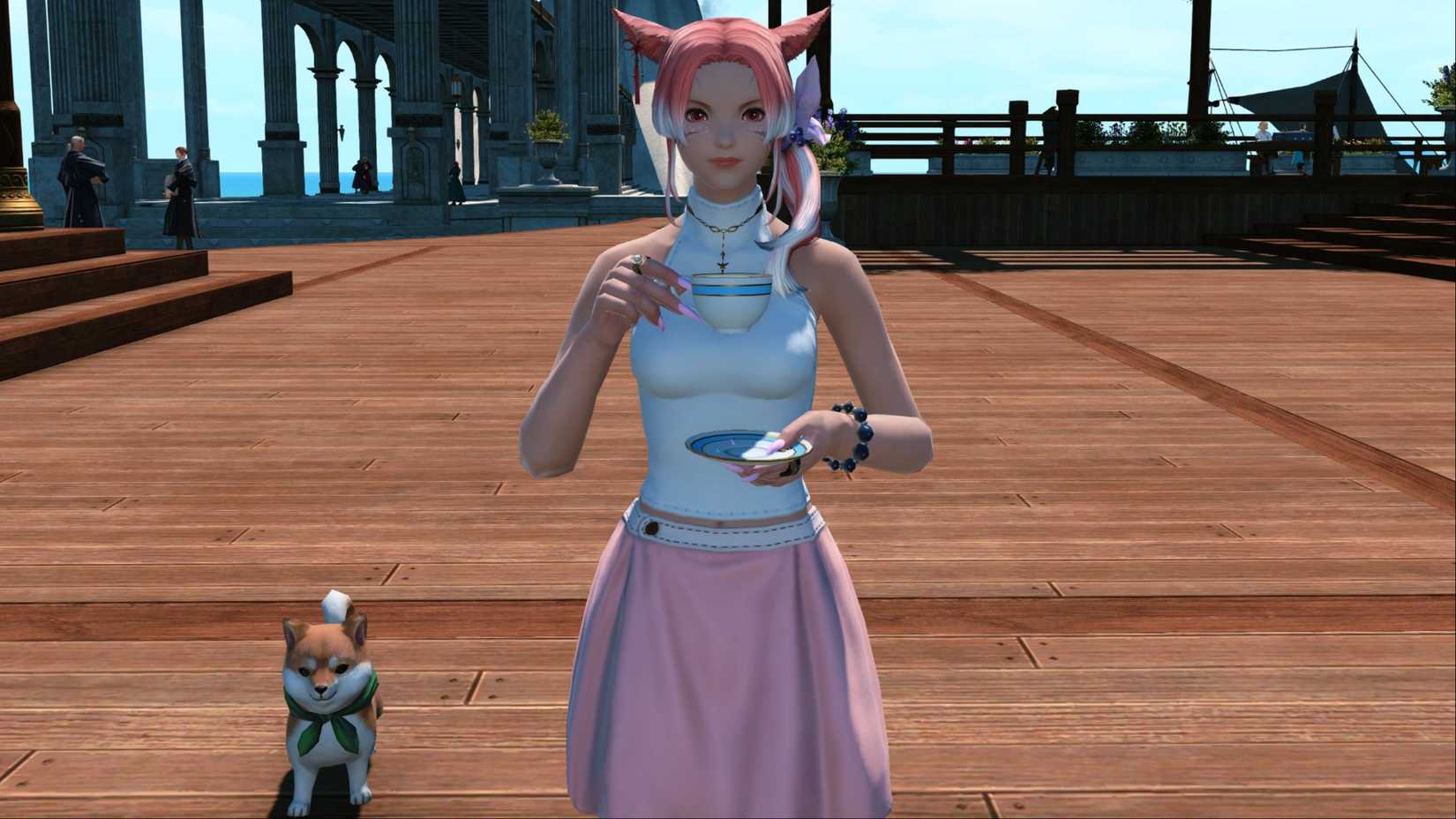 Mikote drinking tea standing next to the Mameshiba minion in Final Fantasy 14.