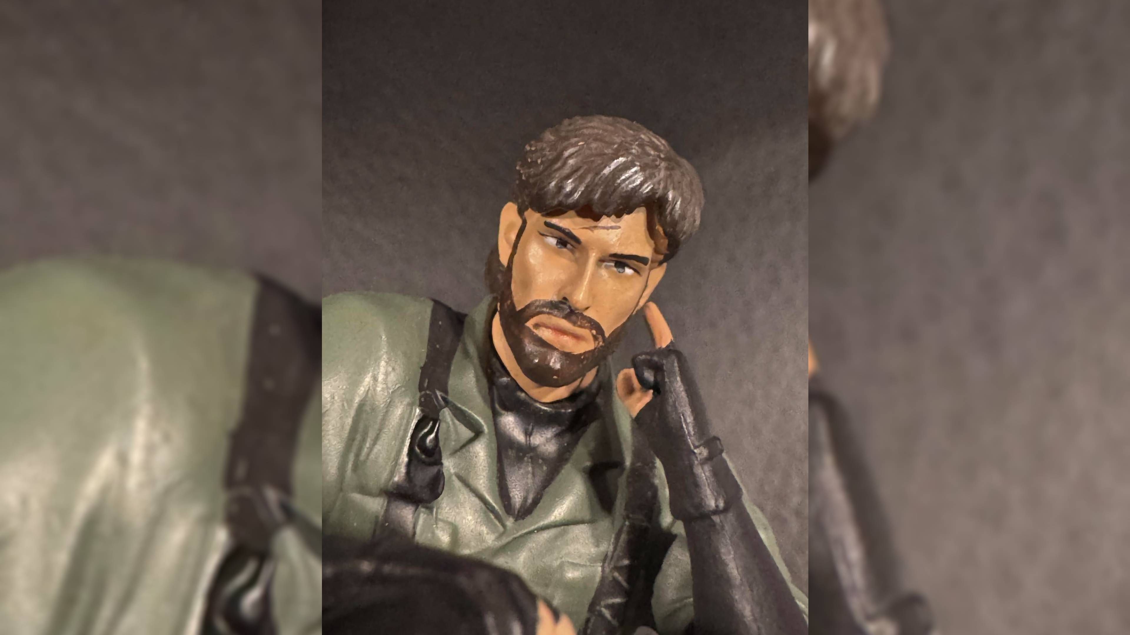 Detalhe da estátua de Snake na Edição de Colecionador de Metal Gear Solid Delta.