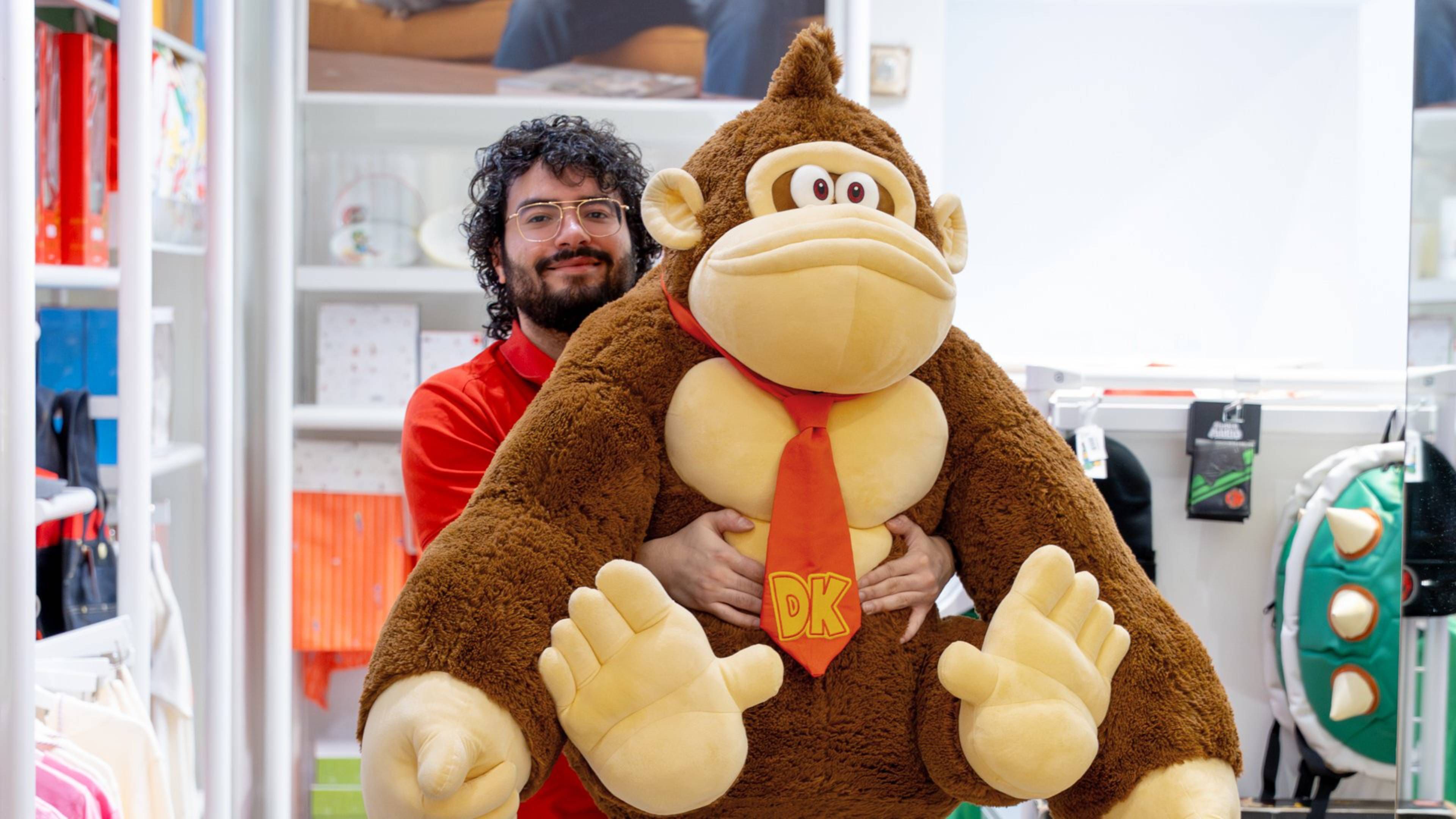 Pelúcia gigante de Donkey Kong em exposição.