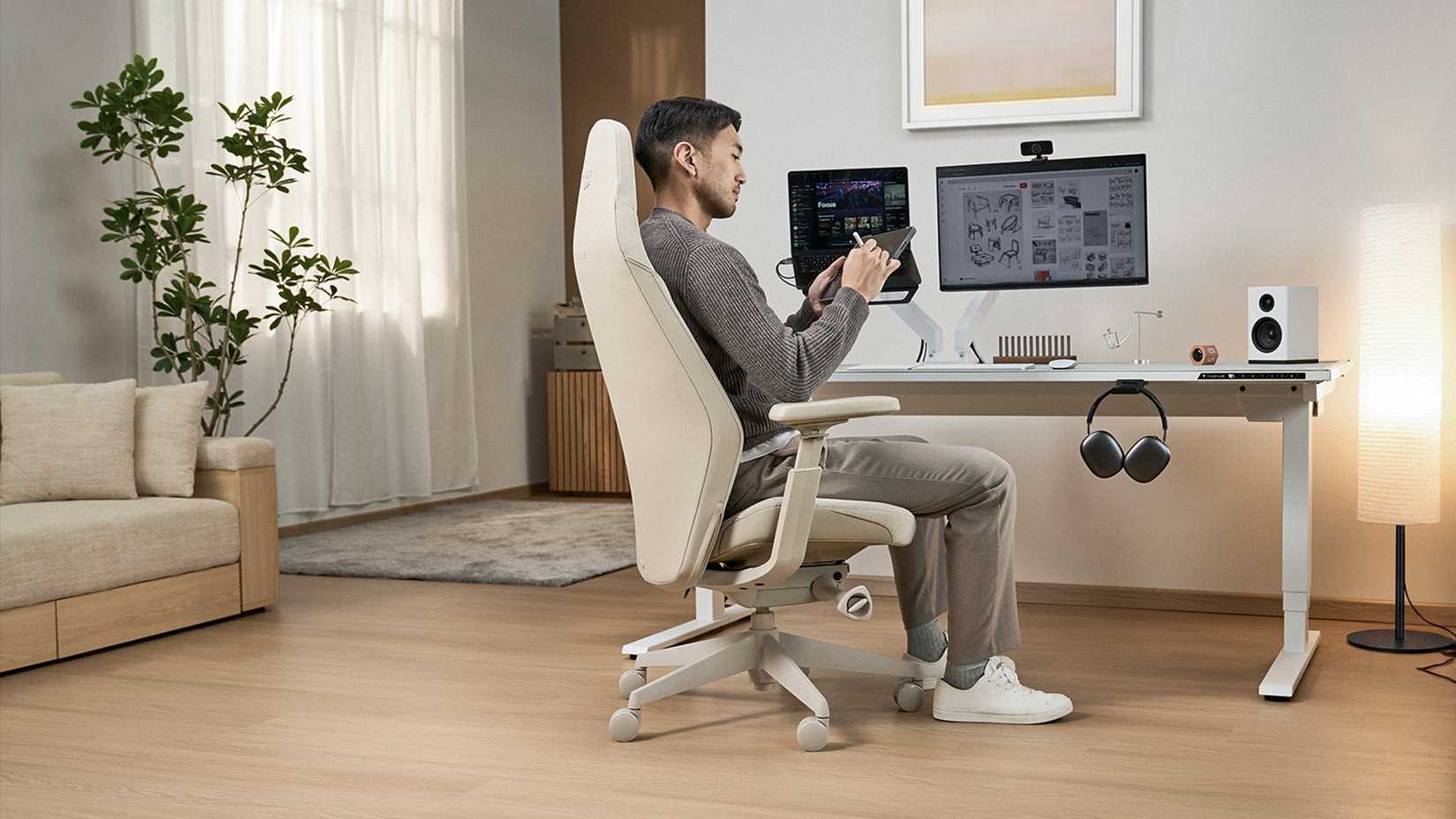 Secretlab Dune+ is used upright.