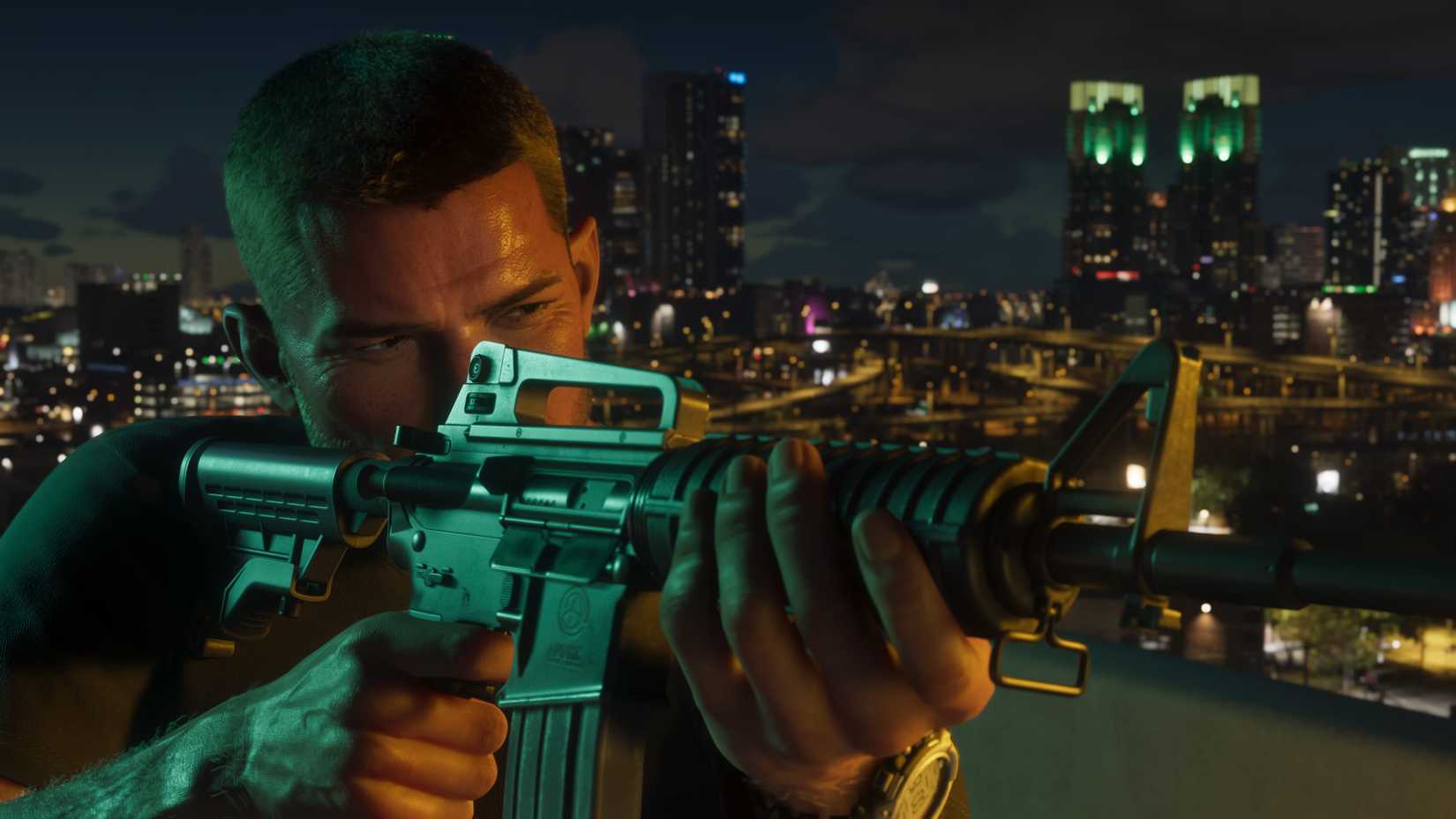 وێنەی شاشەی Grand Theft Auto 6 کە Jason Duval ئاماژەی بە M16 کردووە بە کامێراکەدا تێپەڕیوە و Vice City لە پاشبنەمادایە.
