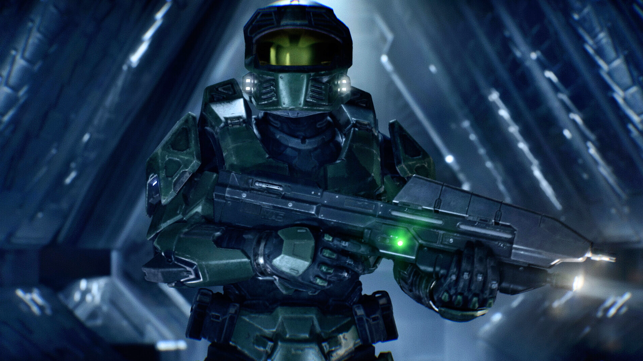 Master Chief in Halo Campaign Evolved holding a rifle.