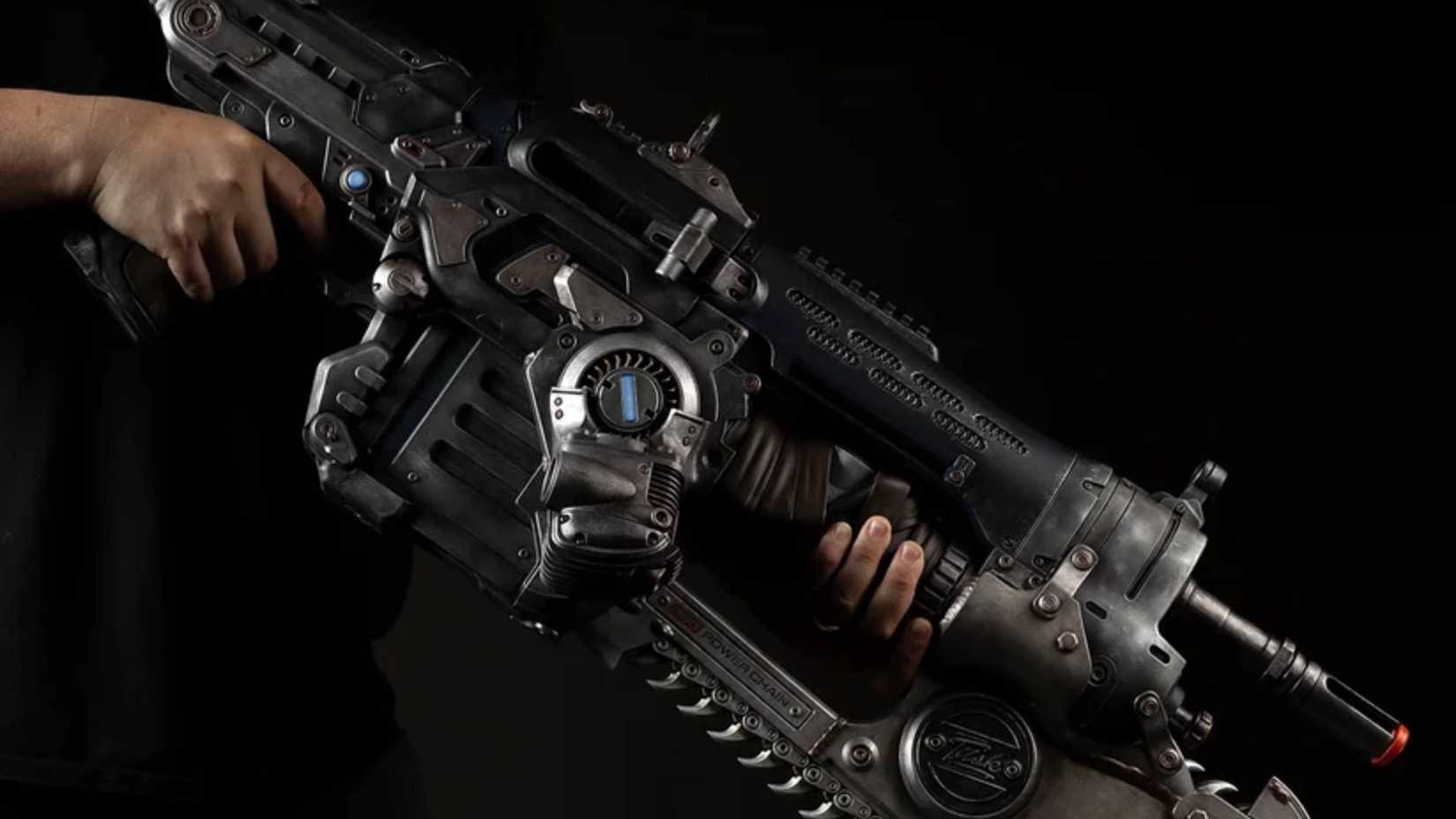 کەسێک کە گێڕەکانی جەنگی نموونەیی لانسەر کۆپی گرتووە.