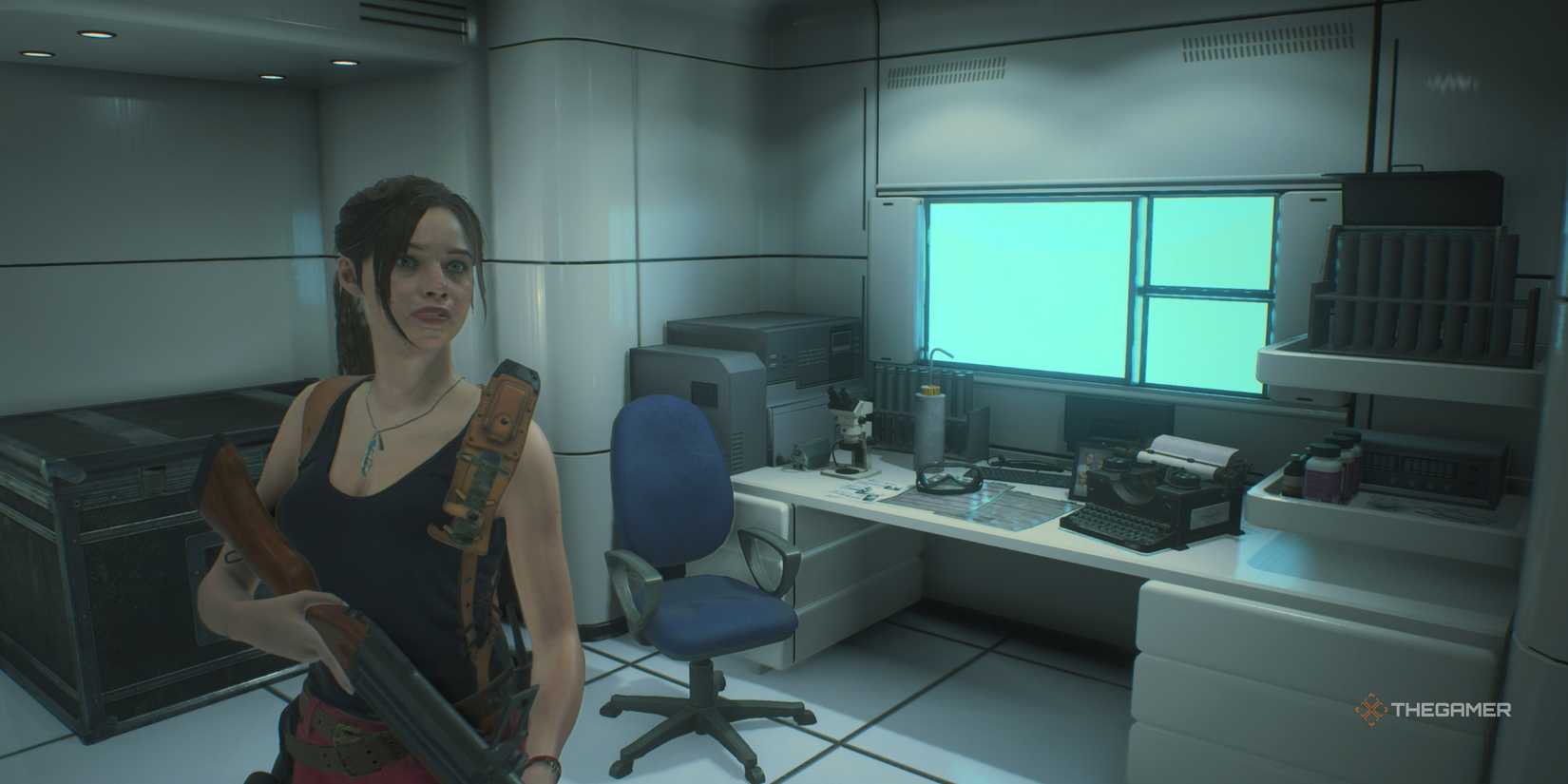 Claire Redfield in the lab of the Resident Evil 2 remake.