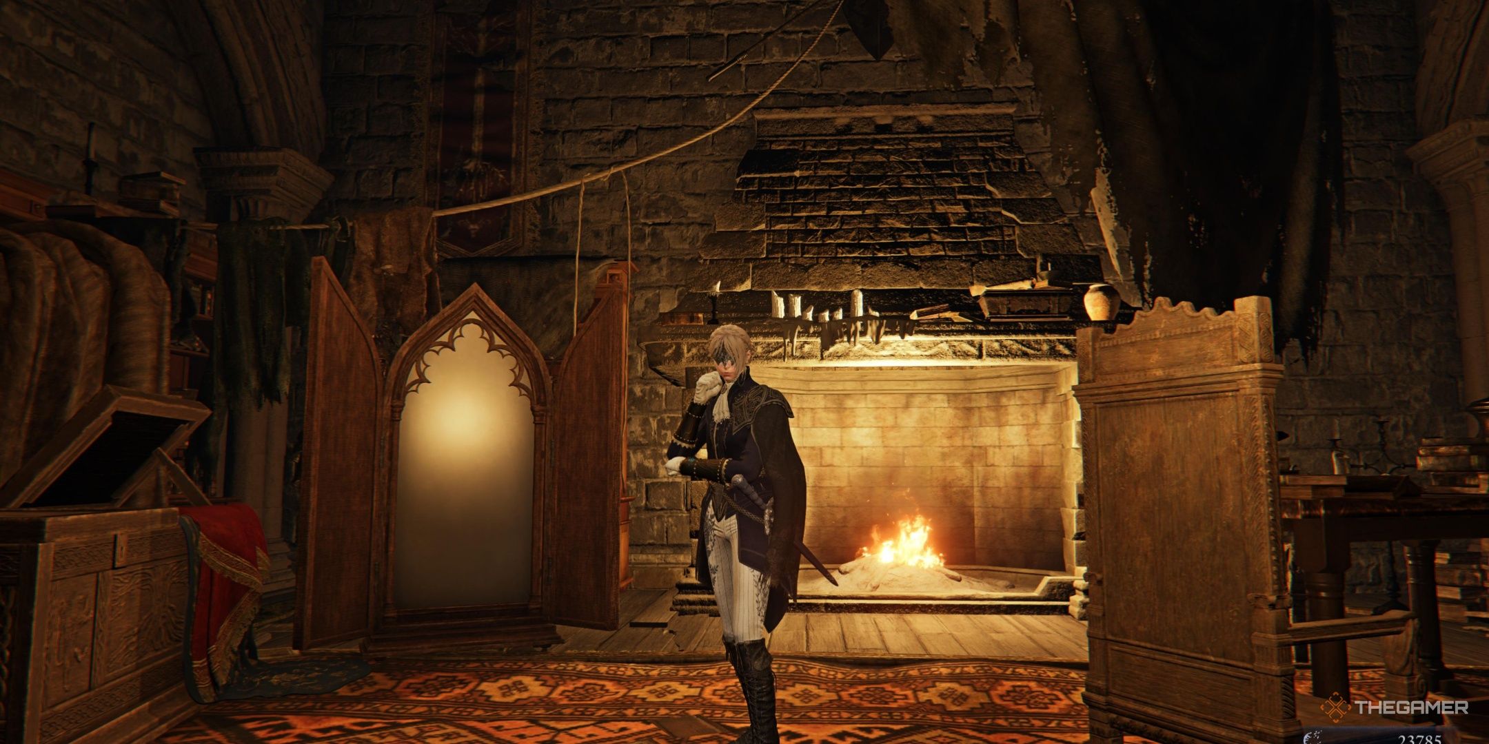 دوشس در کنار آینه با لباس شب حلقه قدیمی سر تکان می دهد.