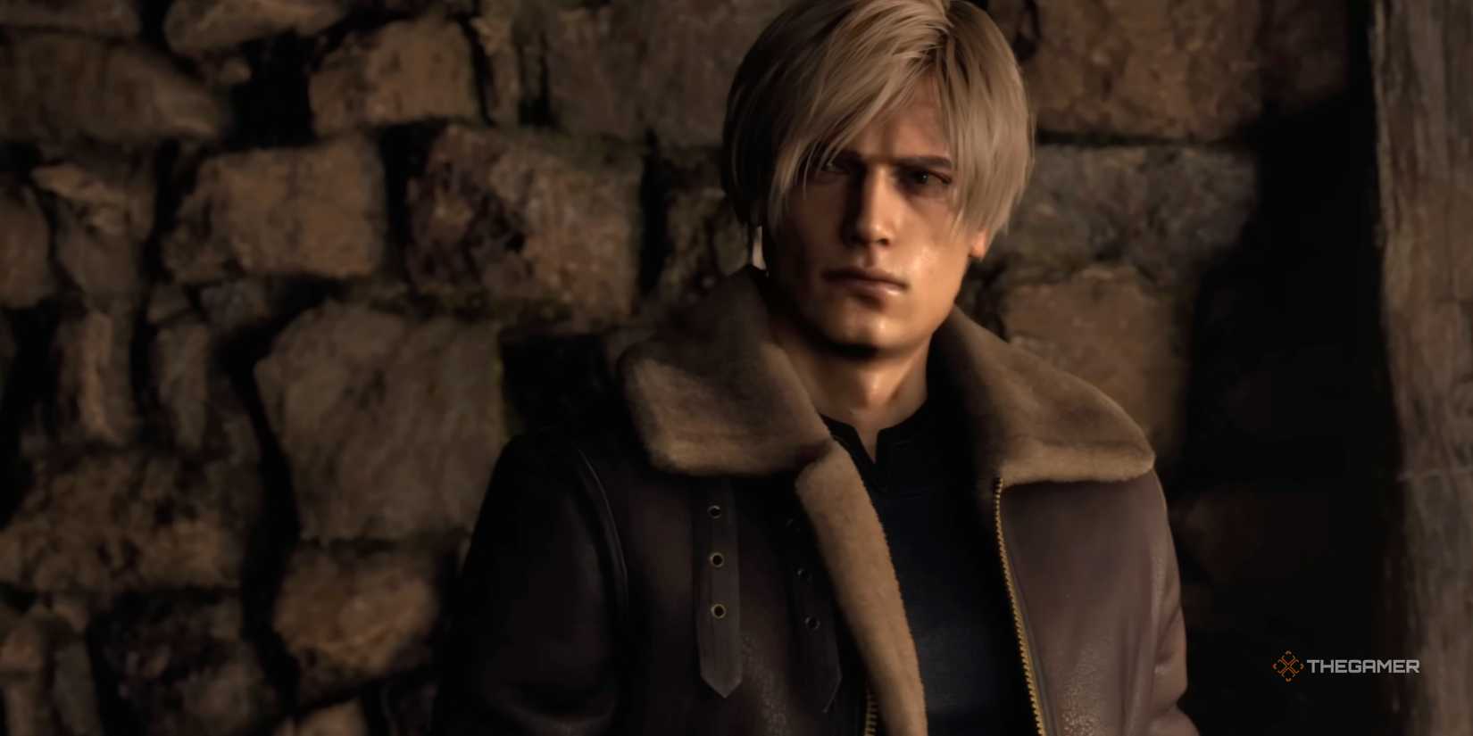 Leon investigates an abandoned house in the introduction to Resident Evil 4 Remake.