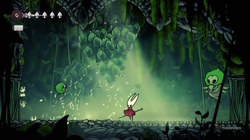 Hornet faces one of the summons of Moss's mother during their fight in Hollow Knight: Silksong.