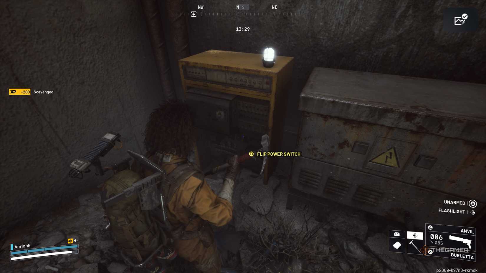 玩家在通风道中的楼梯下的电力箱旁站立。