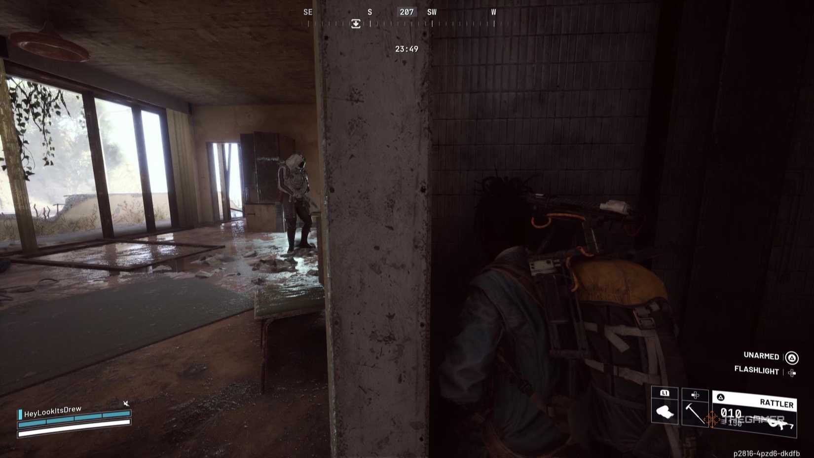 پنهان شدن در گوشه ای در حالی که بازیکن دیگری اتاقی را در Arc Raiders غارت می کند.