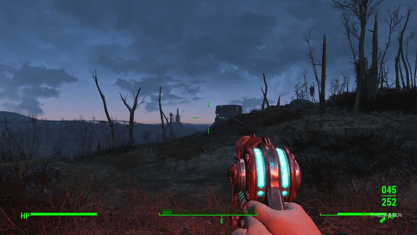 بازیکنی که Alien Atomizer را در Fallout 4 در دست دارد.