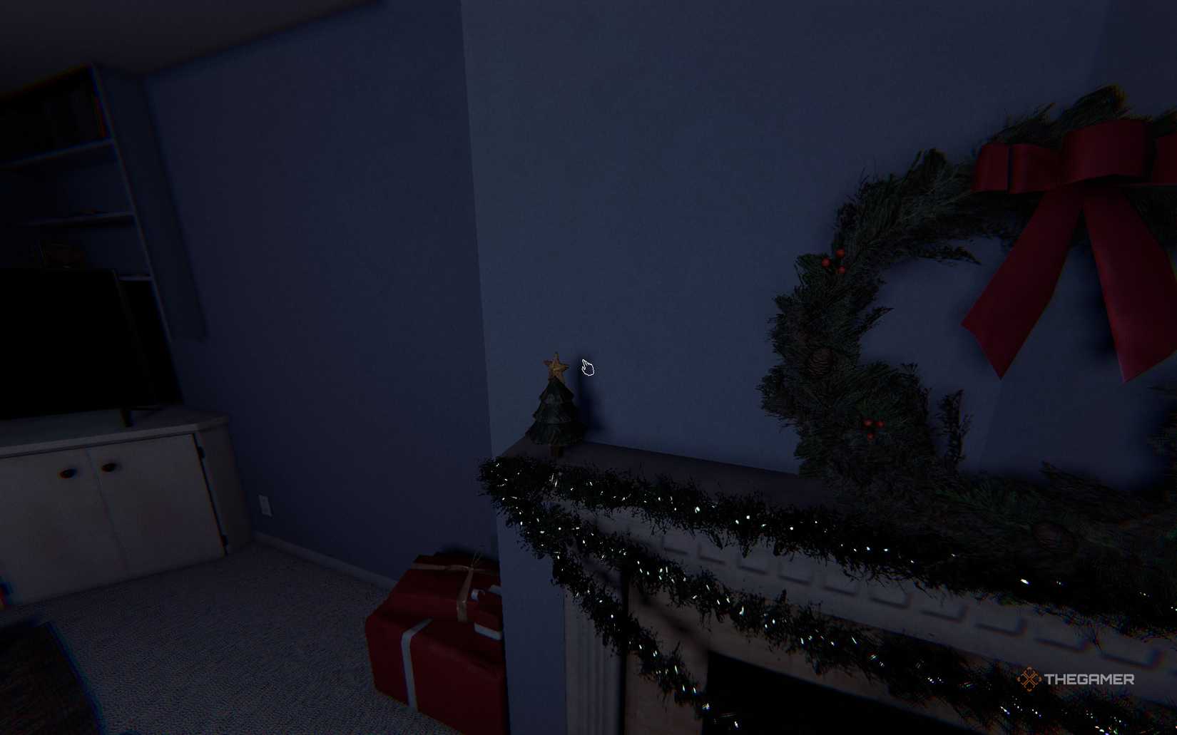 Christmas tree on a fireplace in Phasmophobia.