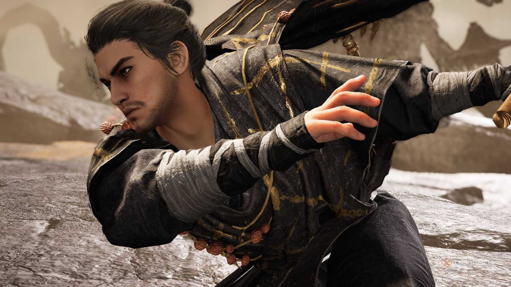 تیان یانگ در حالی که نقابش را در جایی که بادها به هم می‌رسند، برداشته است.