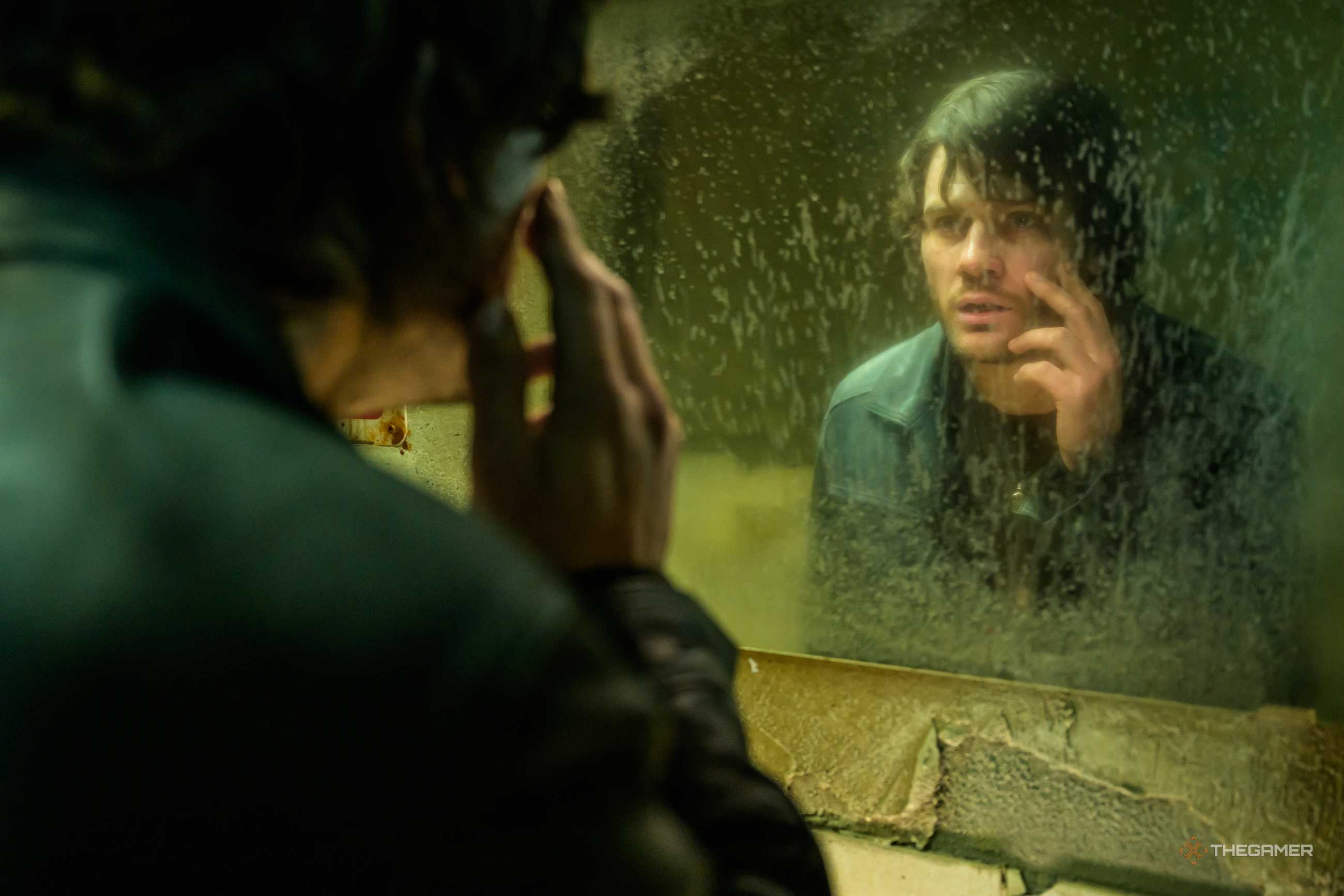 James looks in the mirror in Return to Silent Hill.