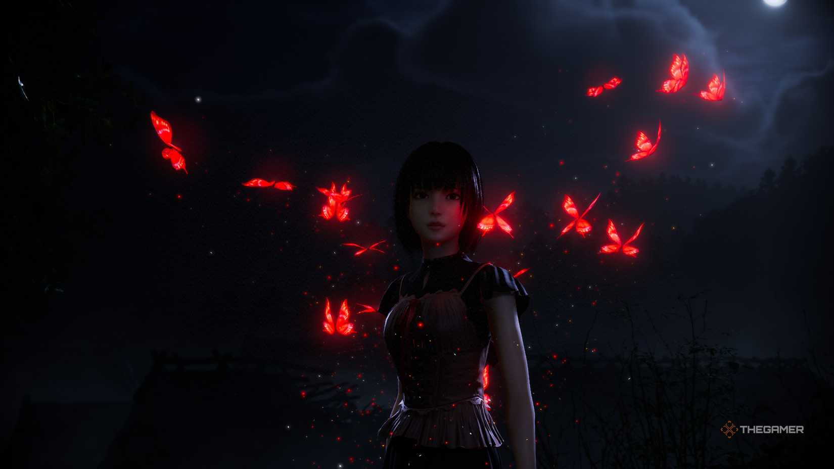 Mayu entouré de papillons rouges la nuit dans Fatal Frame 2 : Crimson Butterfly Remake.