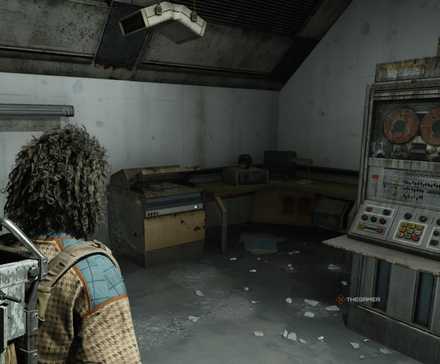 Player raider approaching a table in a side room of Stella Montis' Lobby with a safe on top of it in Arc Raiders.