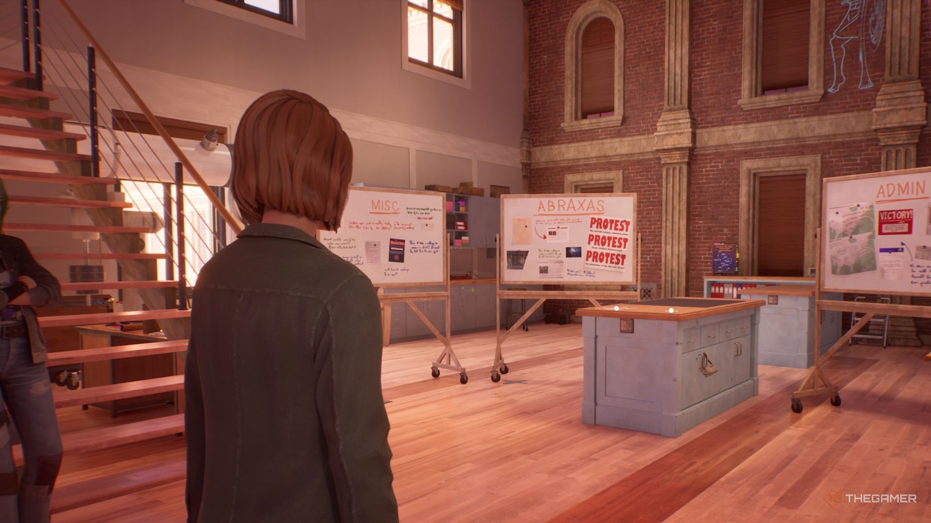 In Life is Strange Reunion, Max looks at all the whiteboards with evidence written on them.
