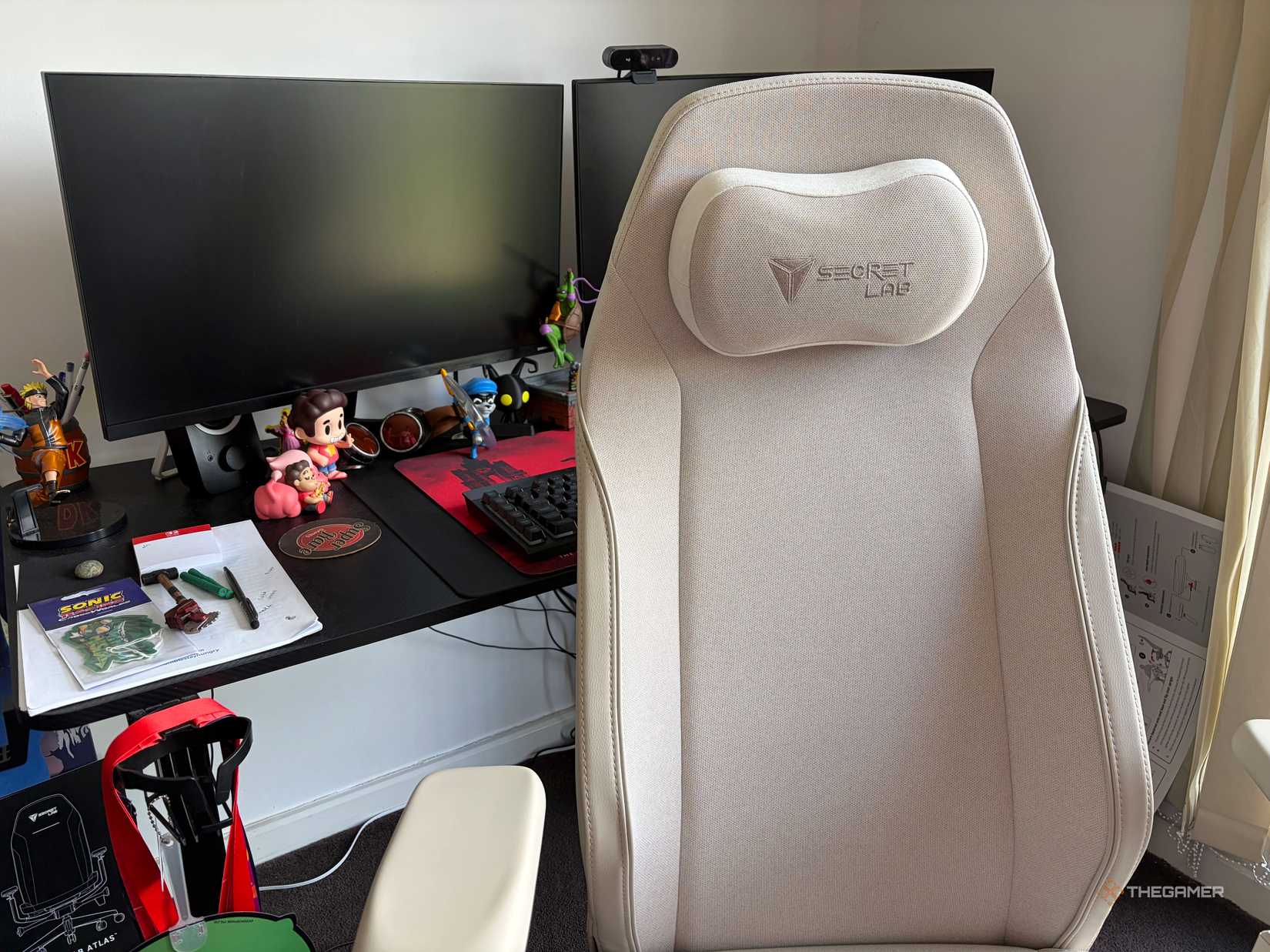 Secretlab Atlas+ is used at a desk.