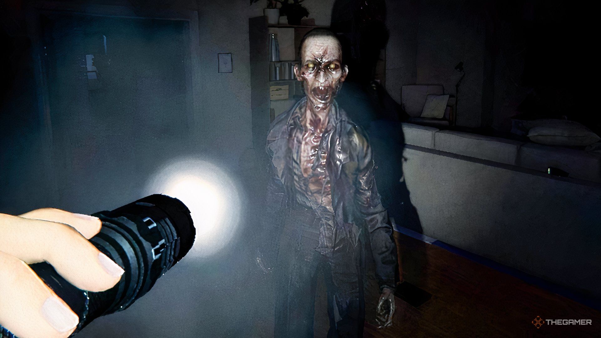 Ghost is chasing me in Phasmophobia.