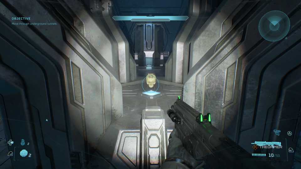 A skull sitting in the middle of a metal platform in Halo Campaign Evolved.