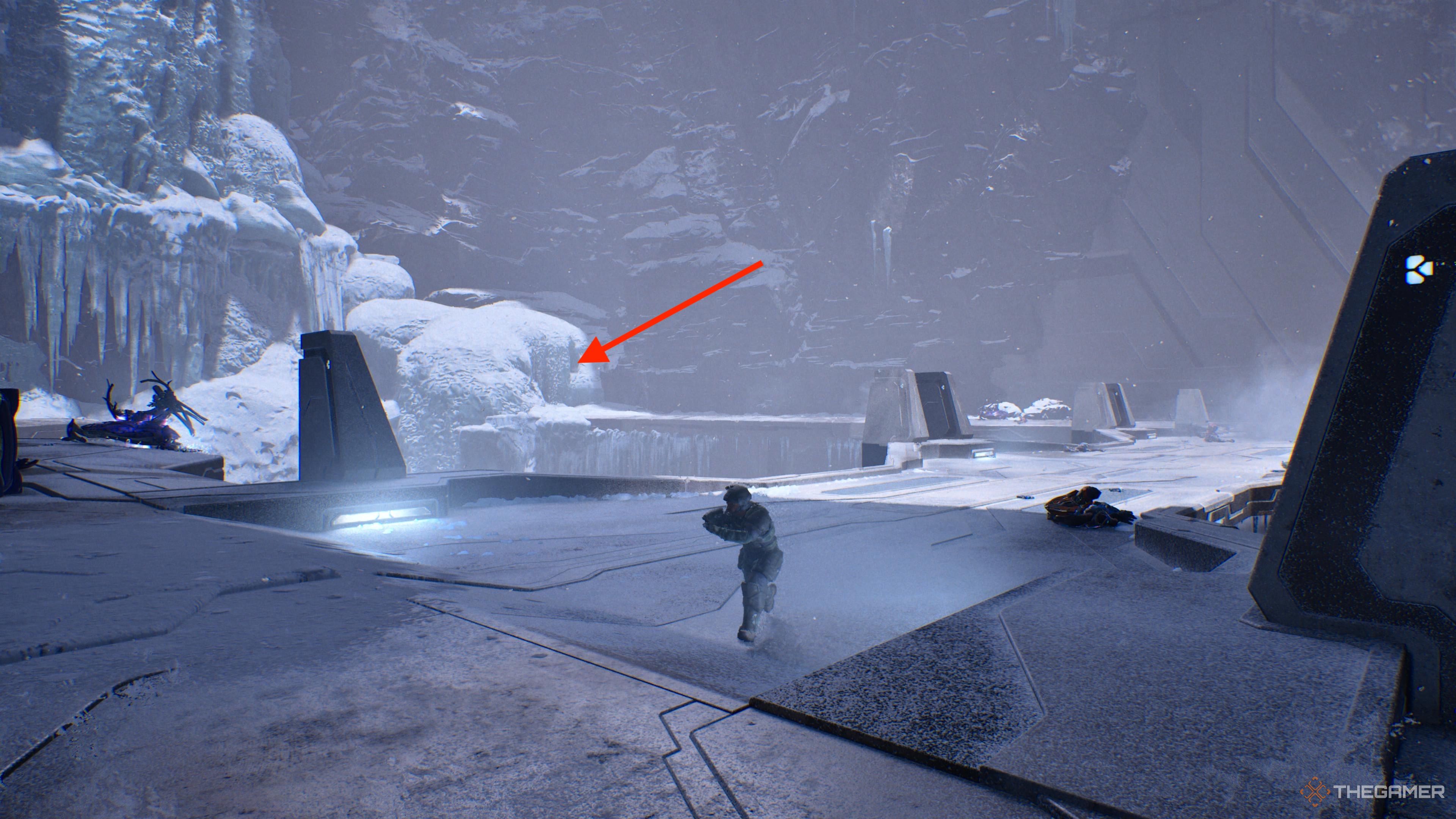 An arrow pointing at a large snow bank in Halo: Campaign Evolved.