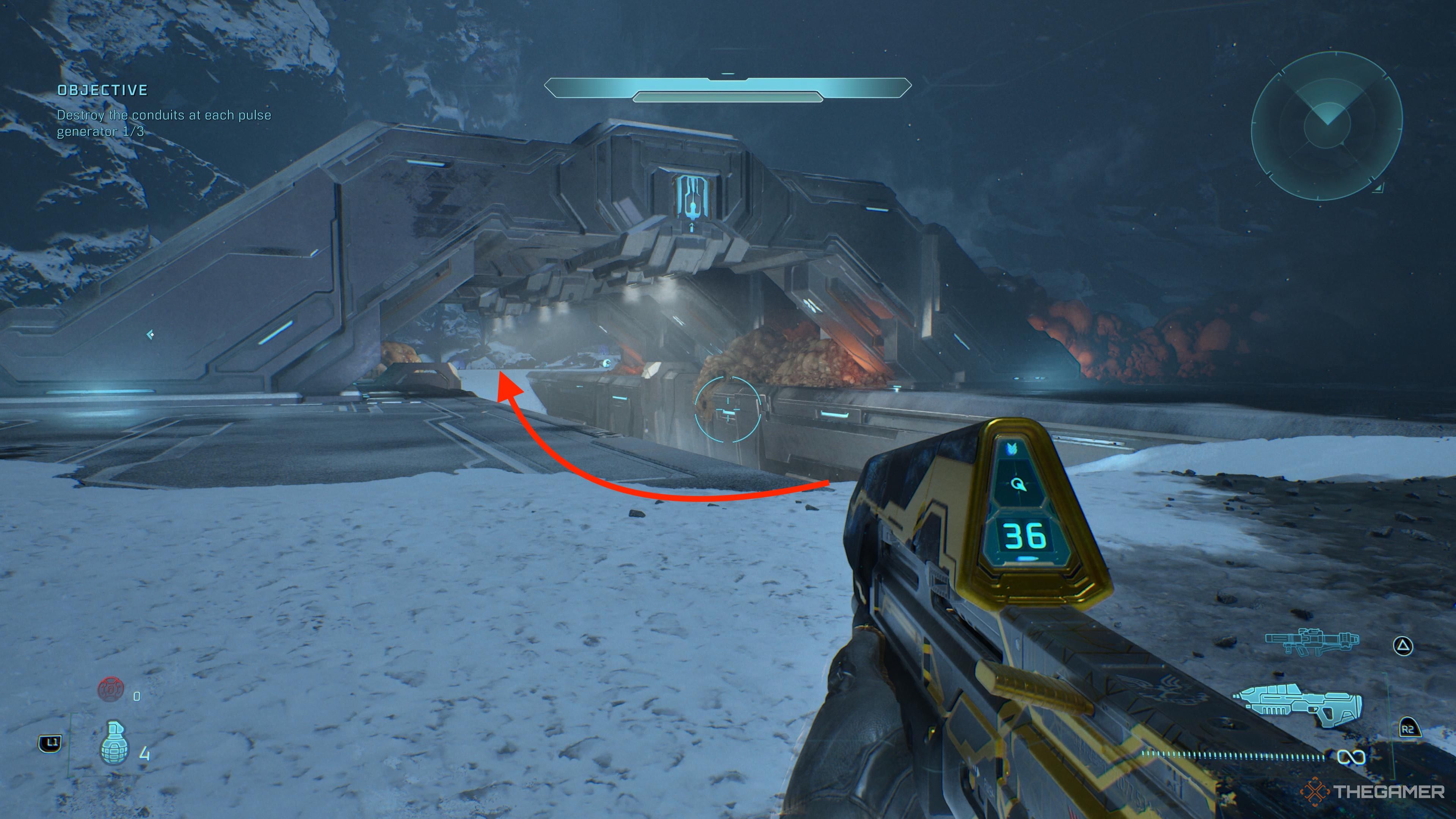 An arrow pointing down a ramp under arches in Halo Campaign Evolved.