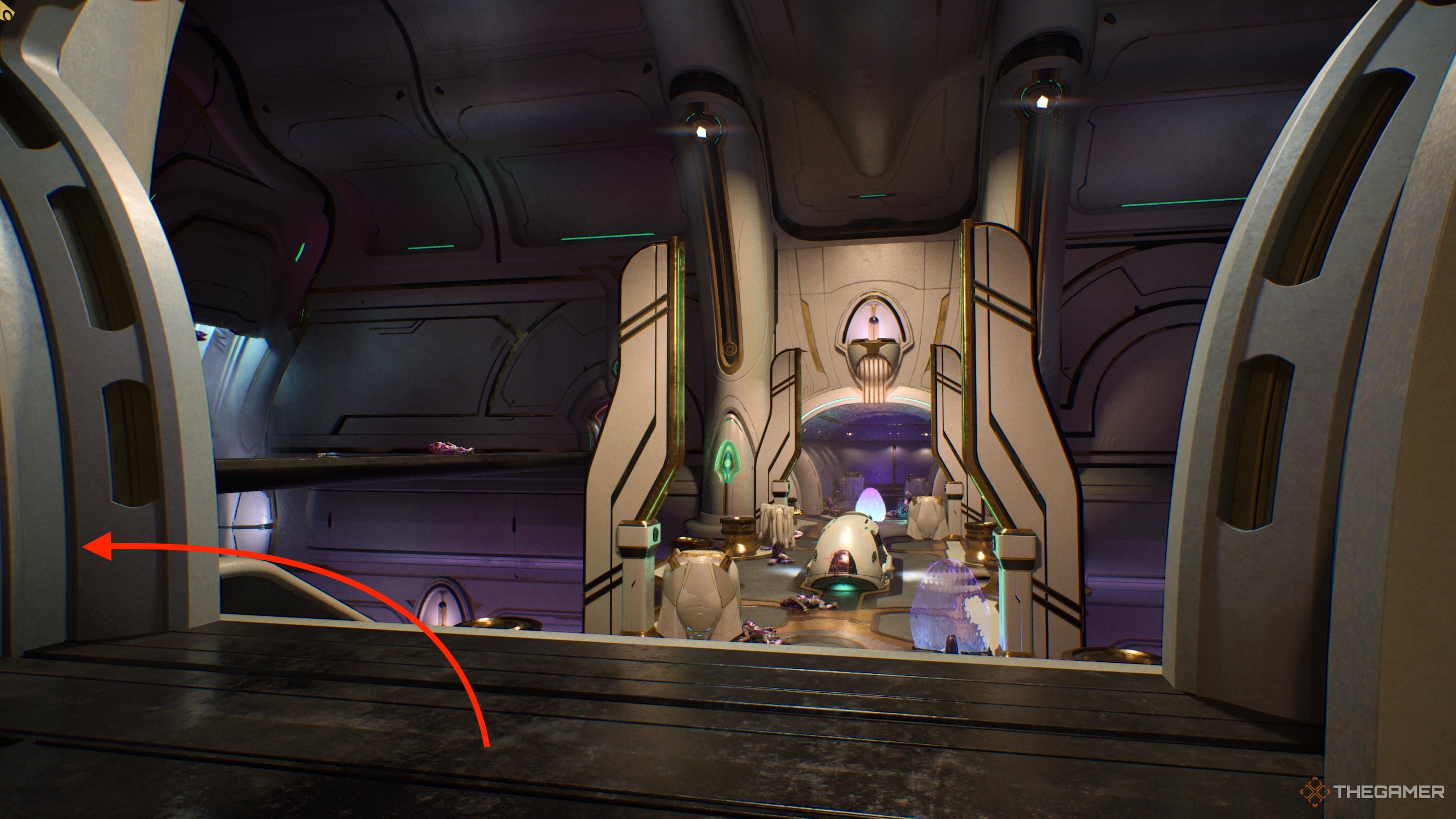 An arrow pointing to a door on the left in a room with two catwalks in Halo Campaign Evolved.