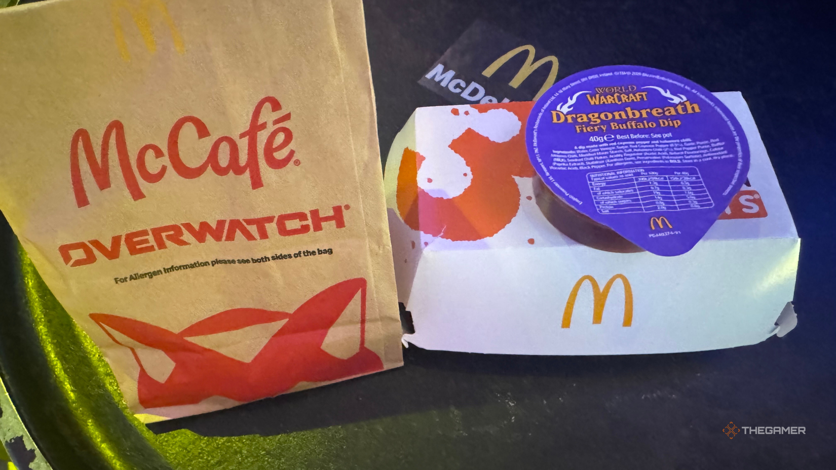 وێنەیەک لە پاکەتێکی دۆناتسێکی mcdonalds، هەندێک مریشک پاکەتەکانی هەڵبژاردە، و سۆسی بوفالۆی world of warcraft.