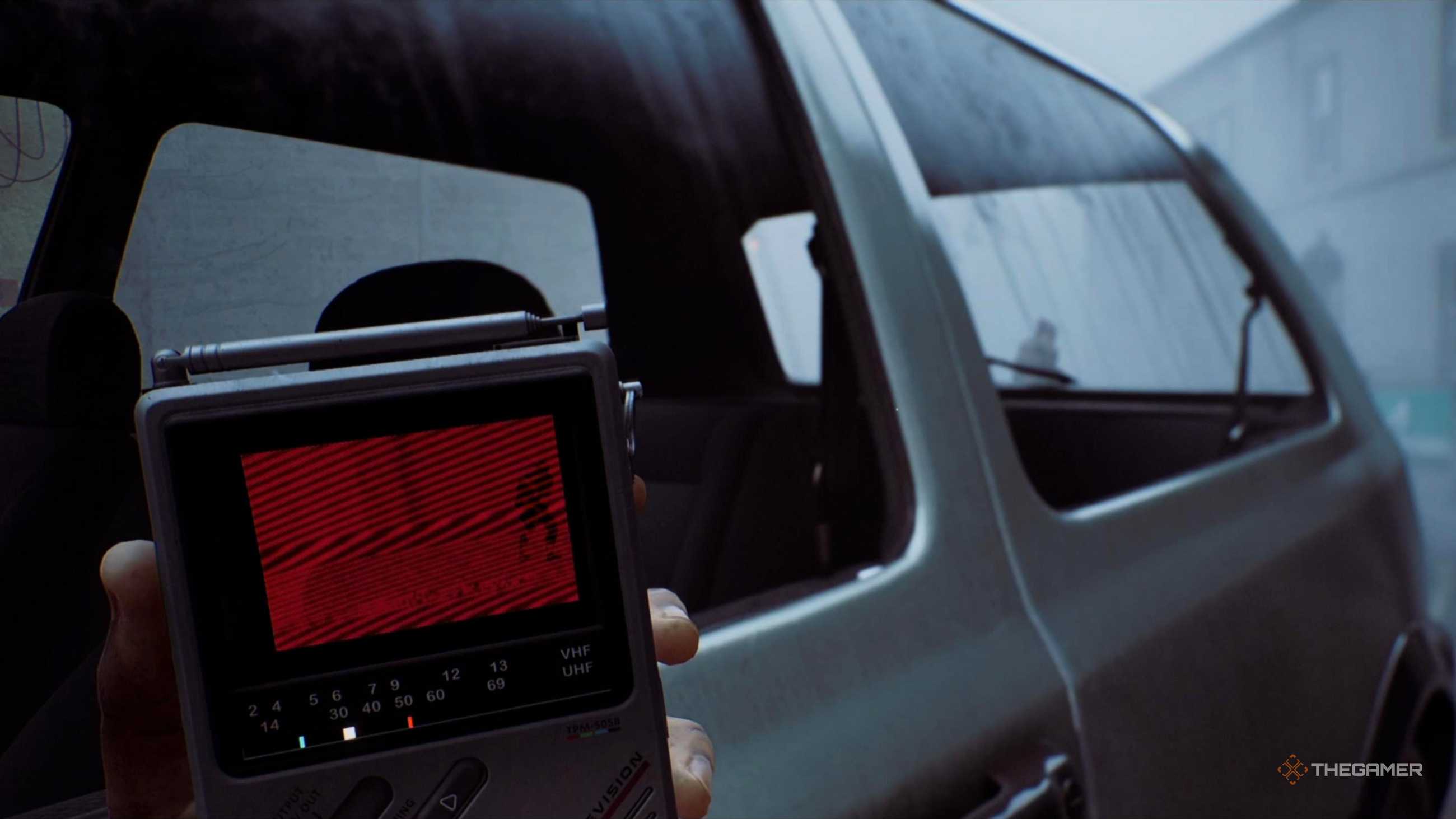 Simon using a CRTV to look at a monster nearby in Silent Hill Townfall.