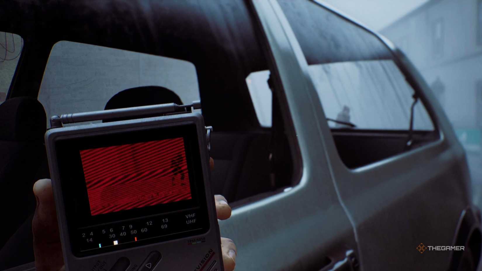Simon using a CRTV to look at a monster nearby in Silent Hill Townfall.
