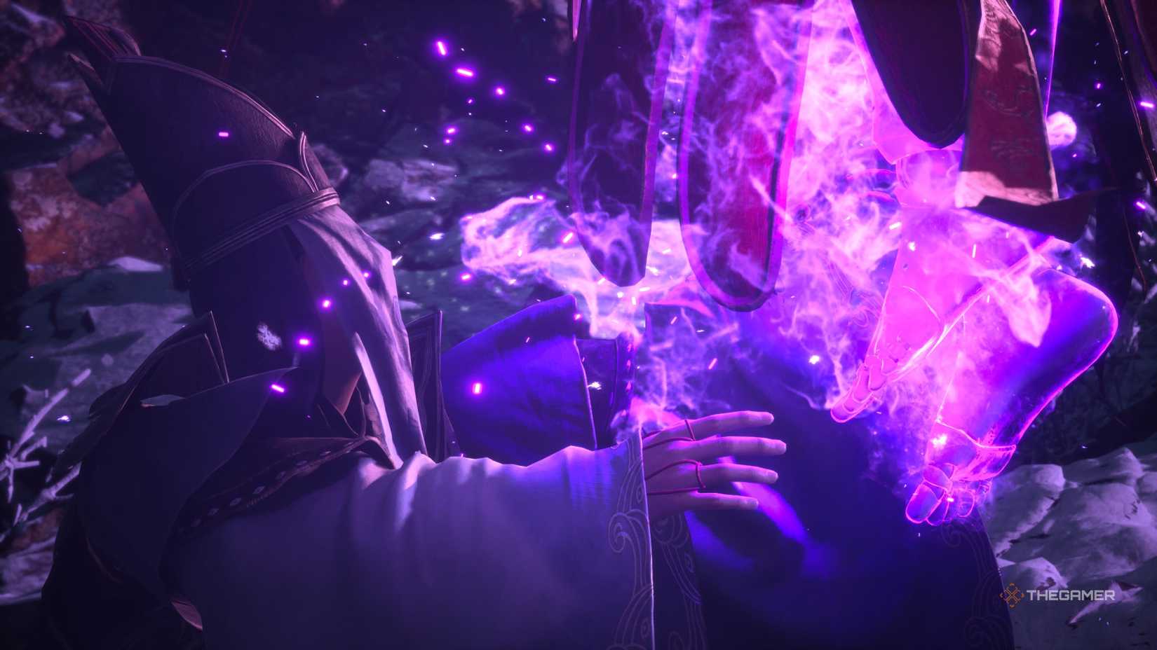Una figura incappucciata e mascherata che lancia un incantesimo viola in Phantom Blade Zero